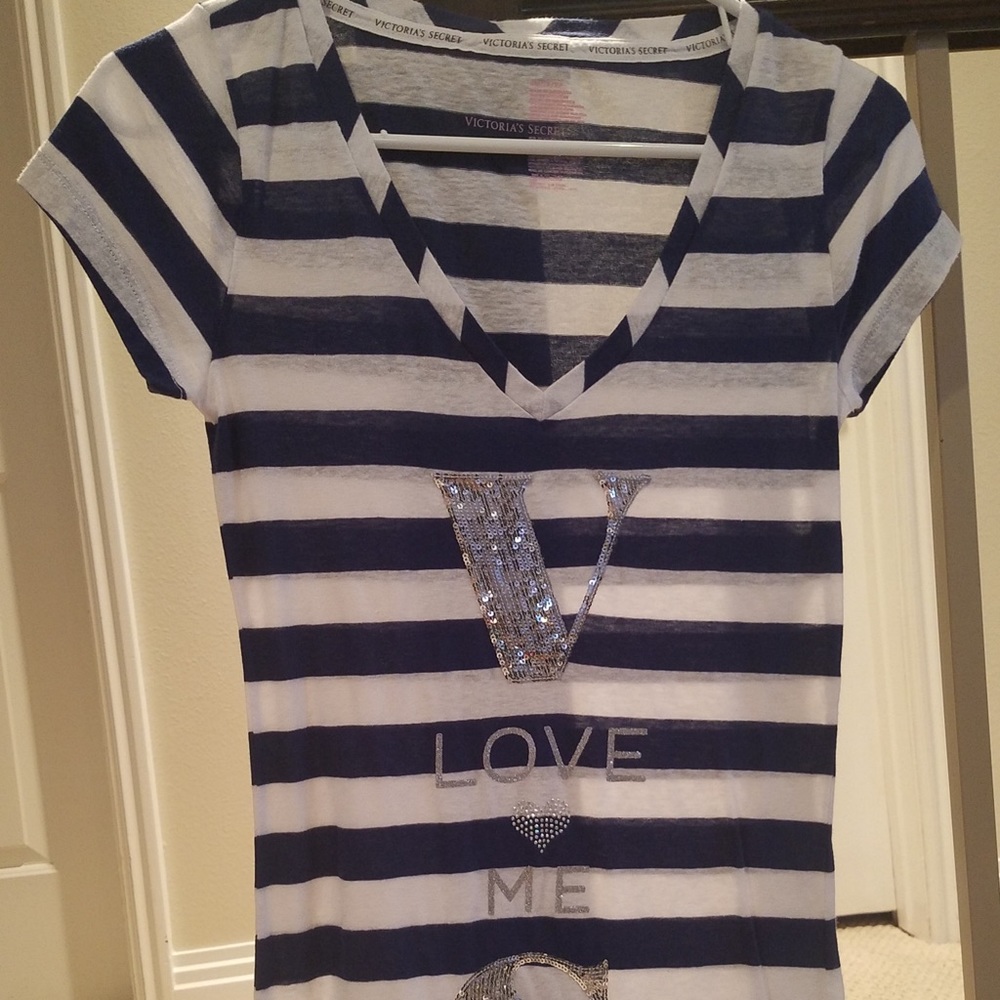 PINK Victoria’s Secret (XS) V-neck T-shirt